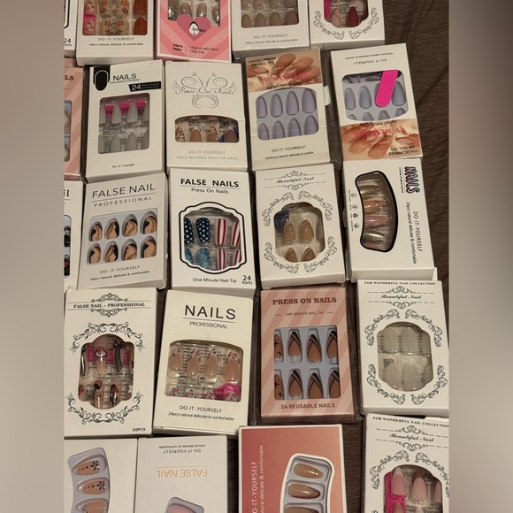 Lot of 52 Press On Nail Sets - Picture 4 of 6
